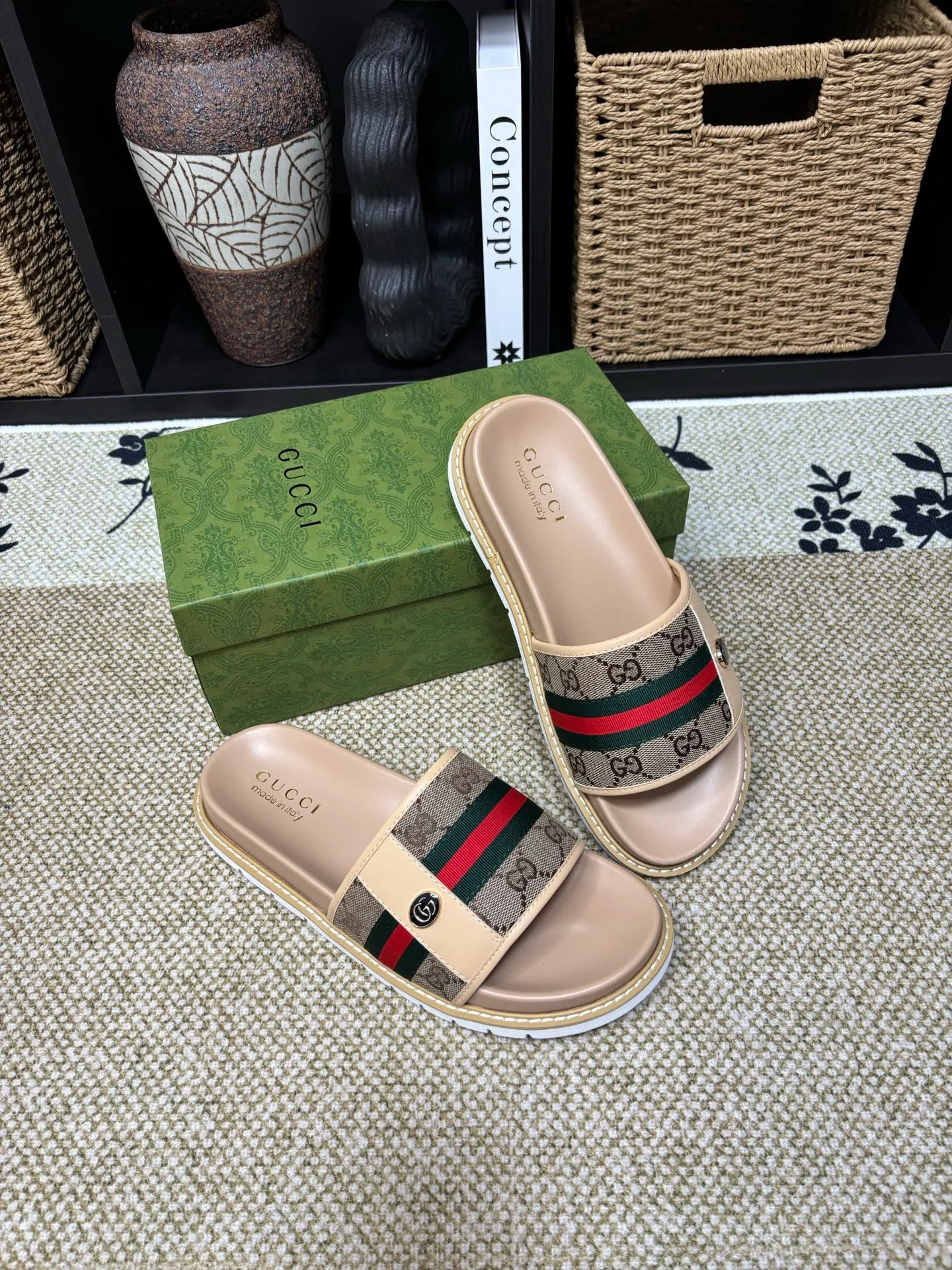 Factory 💰 300 yuan Gucci slippers] high-end men's shoes brand official website 1:1 latest masterpiece: original mold customization, the fabric is made of imported original materials, upgraded outsole, lighter and non-slip. The market's top quality, simple yet tasteful, a must-have for fashionistas, fashionable at your feet, full of confidence, the same style at the counter 👍The season of summer slippers is here. Code: 38-45 (45 customized)
